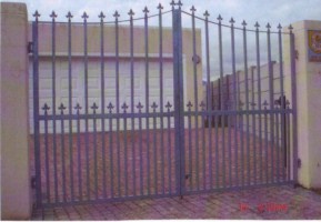Arched double swing gate